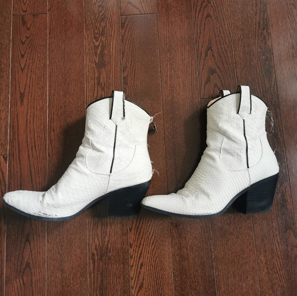 Very Cute Summer Cowboy Boots